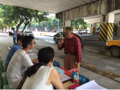 營銷部進(jìn)社區(qū)開展 “扶貧救助獻(xiàn)愛心 便民服務(wù)為群眾”活動