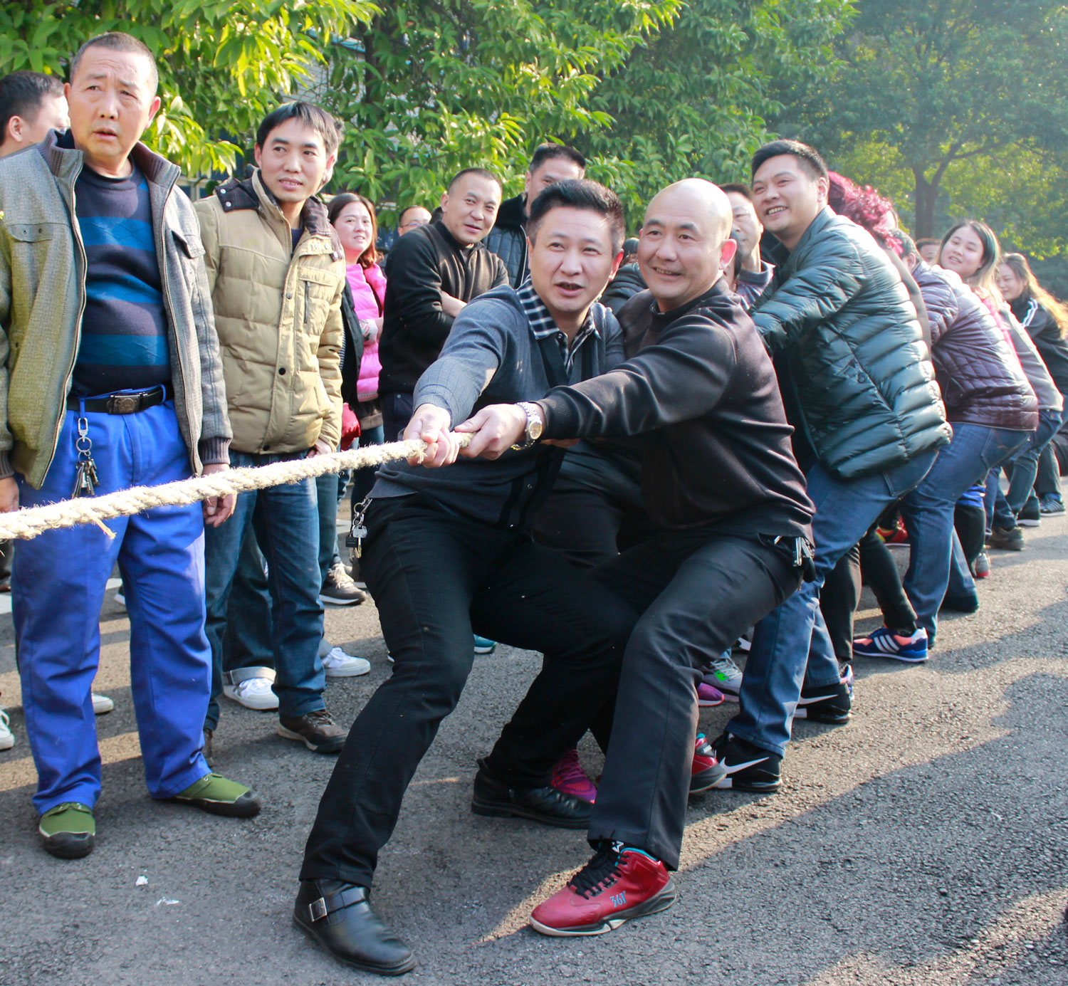 斗志昂揚(yáng)共拔河 齊心協(xié)力創(chuàng)佳績